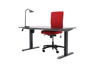 Kontorsæt med bordplade i sort, stelfarve i sort, sort bordlampe og rød kontorstol